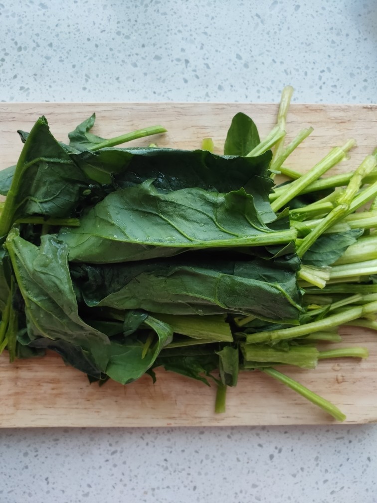 凉拌菠菜粉丝,菠菜洗净,切段