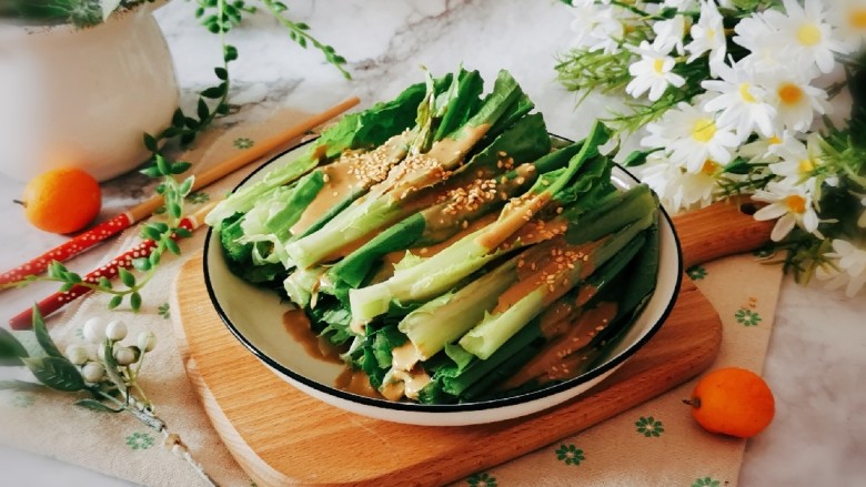 麻酱油麦菜,酱汁浓香 油麦菜清脆爽口