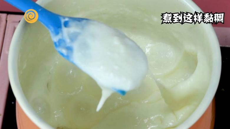 确认过眼神,这是最香甜可口的奶冻,小火慢煮,不停搅拌,煮到如图一样的粘稠