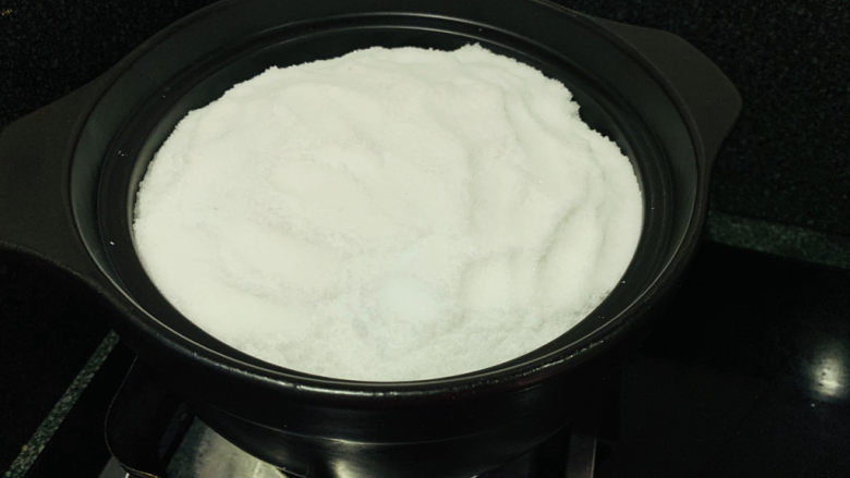 盐焗手撕鸡,最后把剩余的盐全部倒入,全部覆盖住;