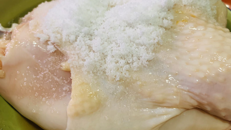 盐焗手撕鸡,再用盐,将鸡再“按摩”一边;