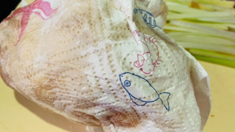 盐焗手撕鸡,用厨房纸,裹着,吸干水分;