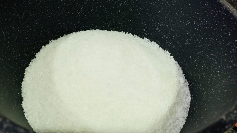 盐焗手撕鸡,食盐放入锅内先炒热;