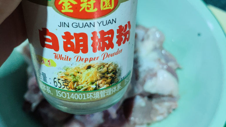姜爆鸭子,加少许胡椒粉;