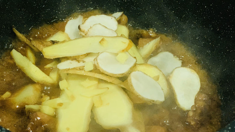 姜爆鸭子,鸭肉水分爆干差不多时,加入姜;