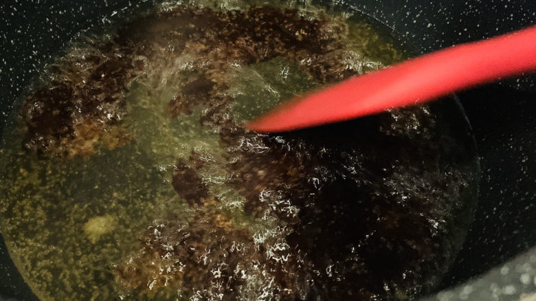 姜爆鸭子,热油将酱料炒香;