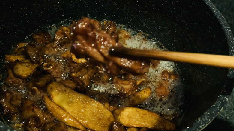 姜爆鸭子,鸭肉呈焦黄色,汤汁浓稠,就可以起锅。
