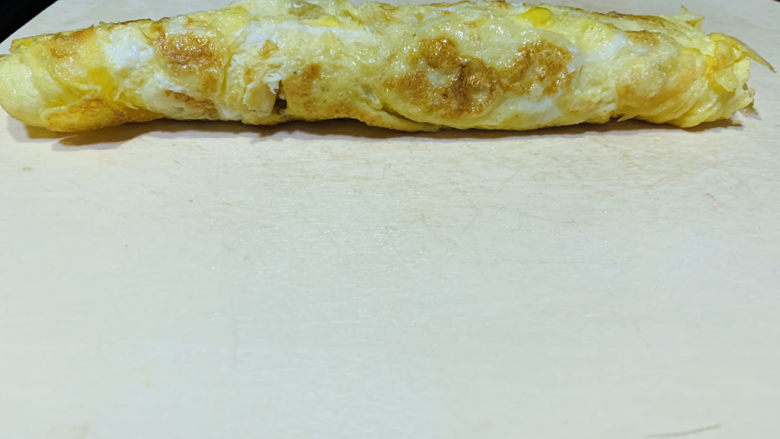凉拌菠菜粉丝,将煎好的蛋卷起来,切丝备用;