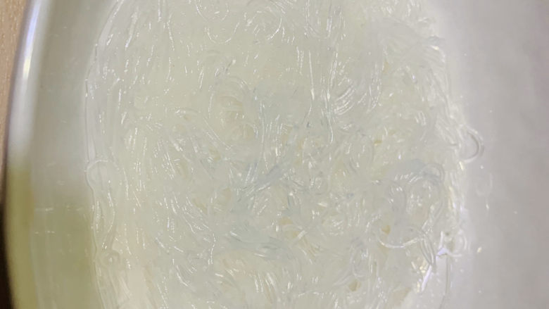 凉拌菠菜粉丝,捞起来,用凉开水冲一下,待用;