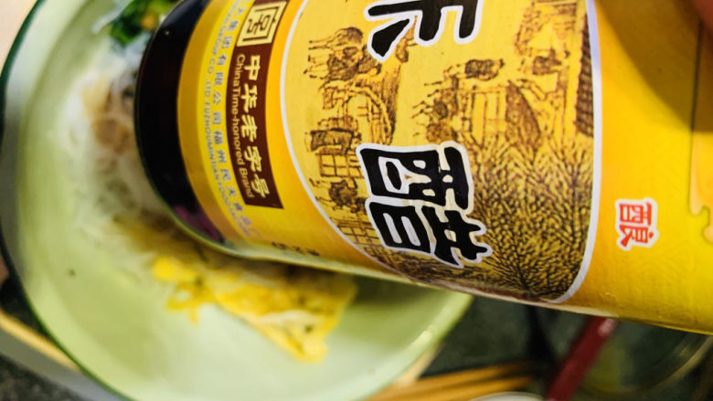 凉拌菠菜粉丝,加1勺<a style='color:red;display:inline-block;' href='/shicai/ 750'>陈醋</a>;