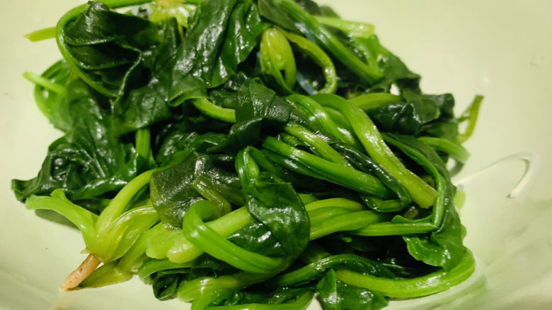 凉拌菠菜粉丝,捞起放碗里待用,加了盐和油焯水,菠菜会保持翠绿;