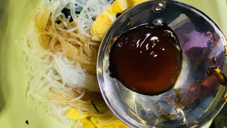 凉拌菠菜粉丝,加1勺蚝油;