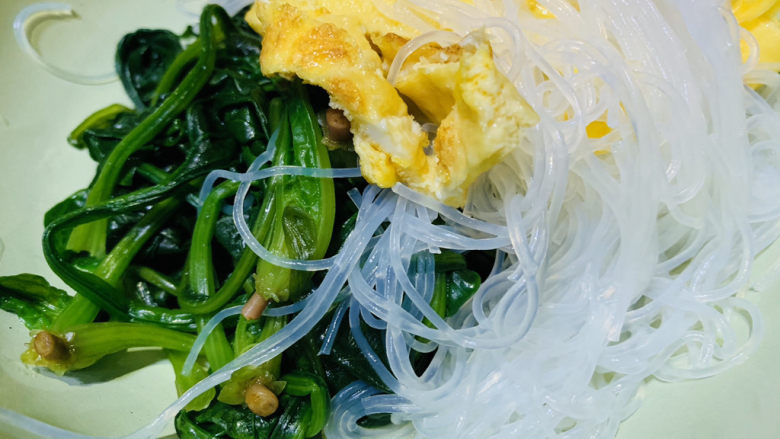 凉拌菠菜粉丝,菠菜,粉丝,蛋皮放大碗里;