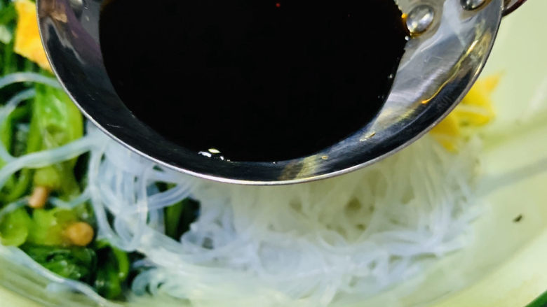 凉拌菠菜粉丝,碗里加1勺<a style='color:red;display:inline-block;' href='/shicai/ 788'>生抽</a>;