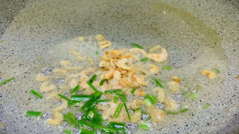 凉拌菠菜粉丝,锅里用少许油,加入泡开的海米和洗净的葱沫,炒香;