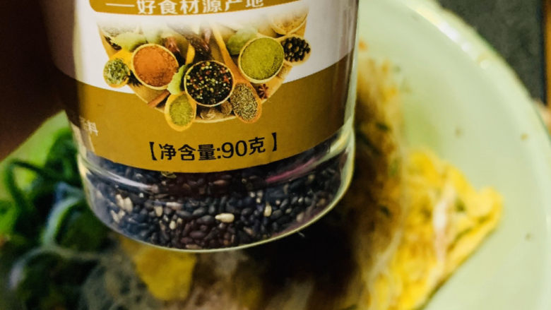 凉拌菠菜粉丝,撒上<a style='color:red;display:inline-block;' href='/shicai/ 666'>芝麻</a>;