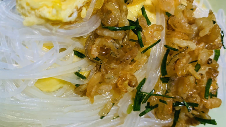 凉拌菠菜粉丝,加入碗里;