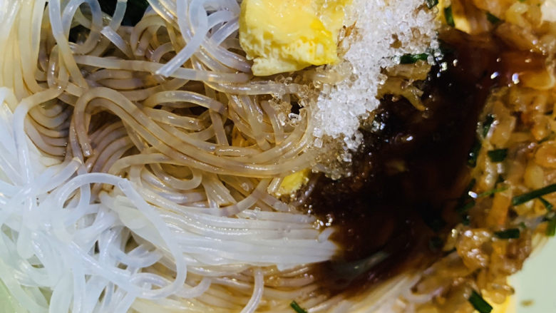 凉拌菠菜粉丝,1勺<a style='color:red;display:inline-block;' href='/shicai/ 3729'>白糖</a>;