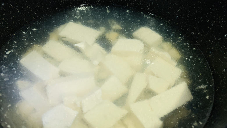 菠菜豆腐汤,加嫩豆腐,这种豆腐不会煮老;