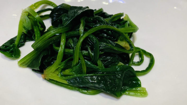 菠菜豆腐汤,放碗里备用;