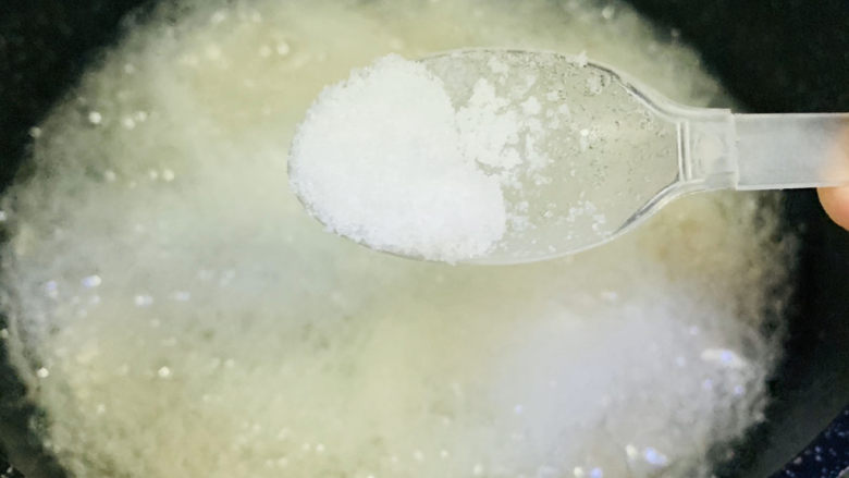 菠菜豆腐汤,打开锅盖,加少许盐;