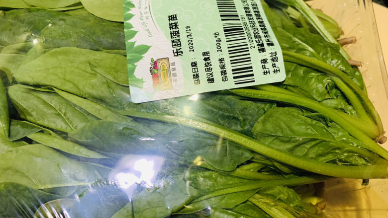 菠菜豆腐汤,购买一盒新鲜<a style='color:red;display:inline-block;' href='/shicai/ 117'>菠菜</a>;