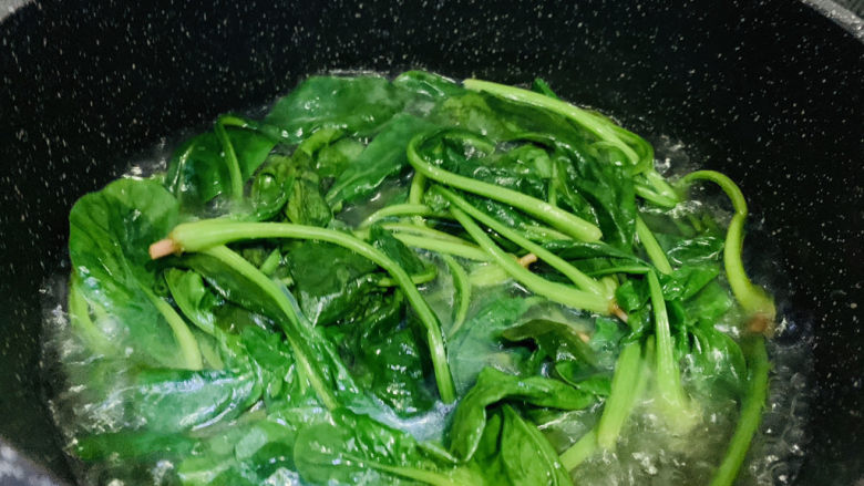 菠菜豆腐汤,把菠菜放入焯水;