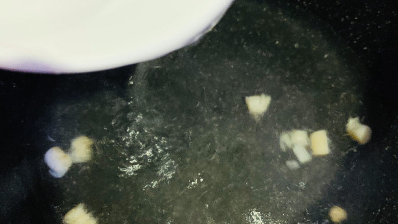 菠菜豆腐汤,加入清水;