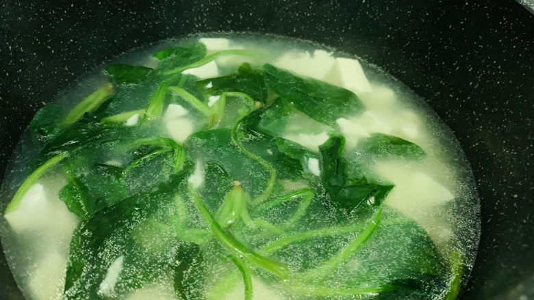 菠菜豆腐汤,菠菜在豆腐汤里滚一下,就可以出锅,因为刚才菠菜已经捞过了;