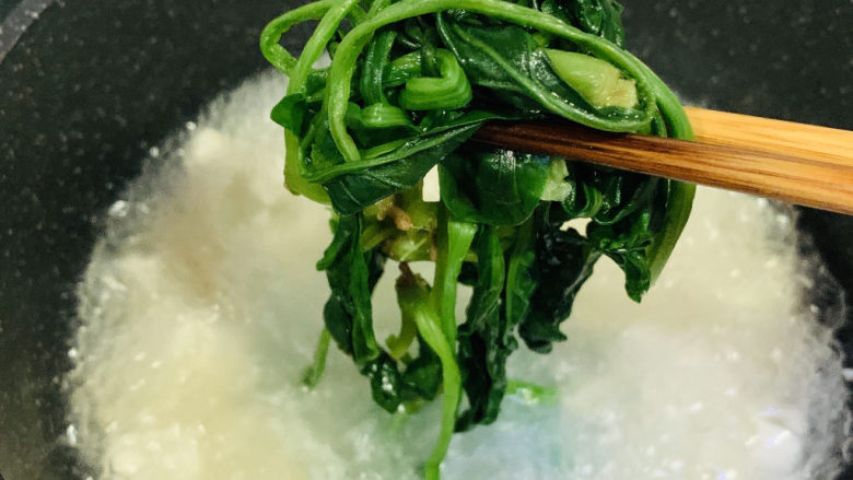 菠菜豆腐汤,放入菠菜;
