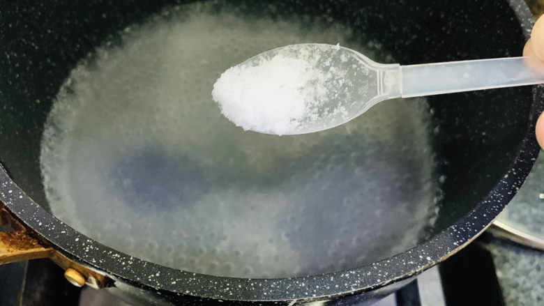 菠菜豆腐汤,锅里放水,加少许盐;