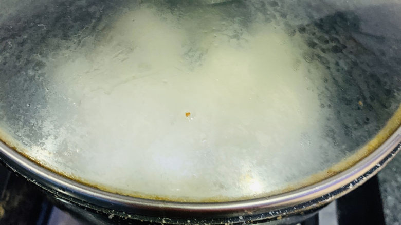 菠菜豆腐汤,盖煮锅盖,煮5分钟,让干贝鲜味和豆腐融合;