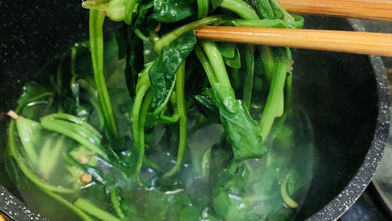 菠菜豆腐汤,把菠菜捞出;