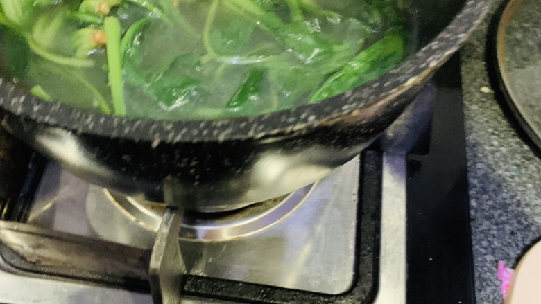 菠菜豆腐汤,水开后,焯1分钟即可;