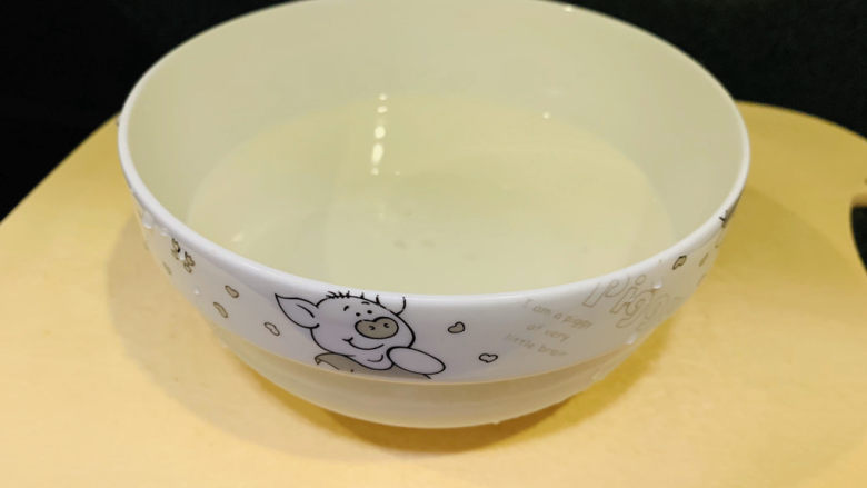 椰子炖鸡,椰汁有大半碗;