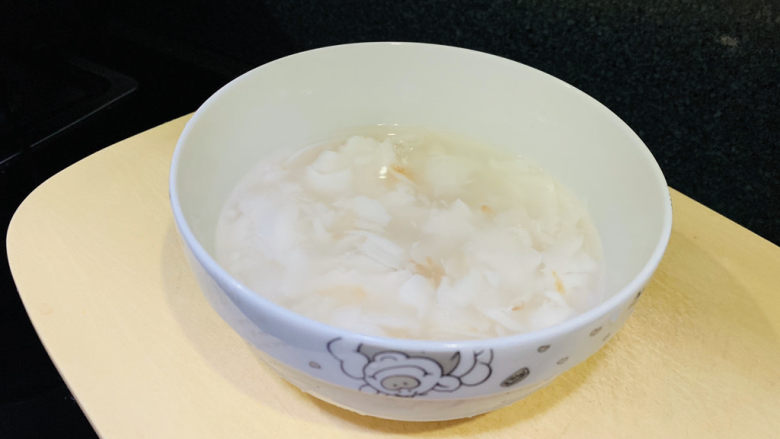 椰子炖鸡,椰肉和椰汁准备好;