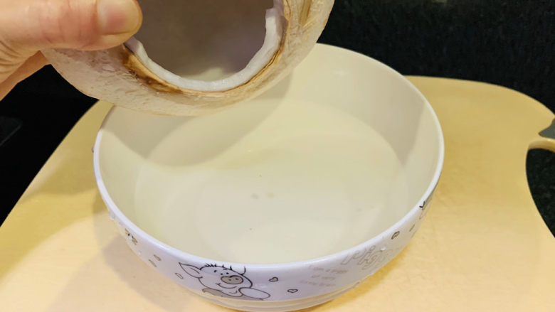 椰子炖鸡,将椰汁也倒入碗内,等下炖汤用;