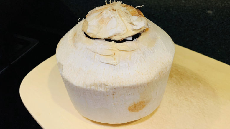 椰子炖鸡,椰壳先留着装饰用,也可以拿去种花;