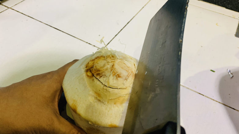 椰子炖鸡,椰子可以自己挖开,用砍骨头刀,沿顶部四周先敲一圈,然后沿缝,挖一个盖子;