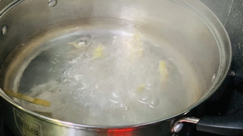 椰子炖鸡,焖煮三分钟,煮出姜味;