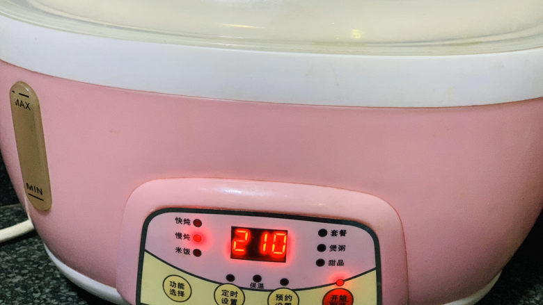 椰子炖鸡,炖锅调整好时间,开始炖;