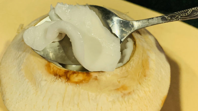 椰子炖鸡,然后用勺子,挖出椰肉;