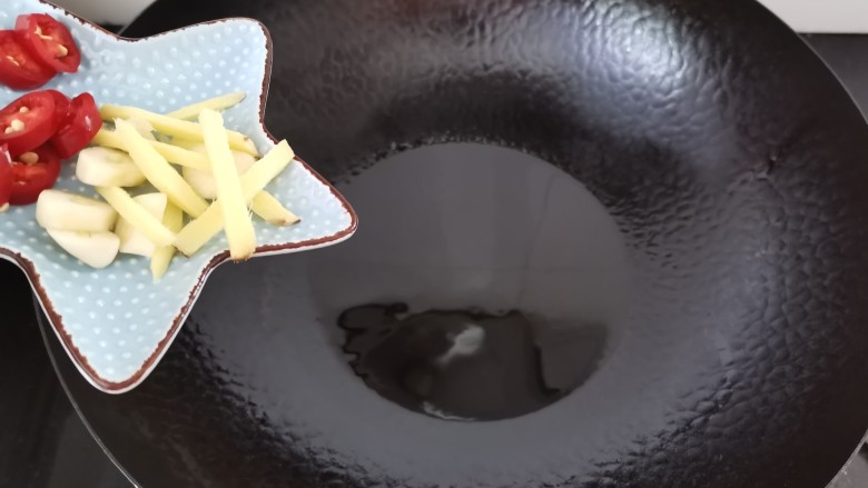 韭菜炒猪肝,热锅倒入适量的油,放入姜蒜爆香,再放小米辣