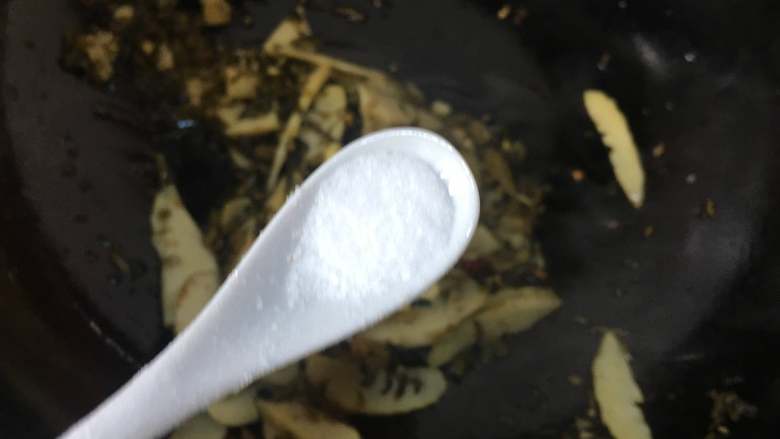 雪菜炒春笋,加入少许的盐,如果你买的雪菜比较的咸,就不要加盐了
