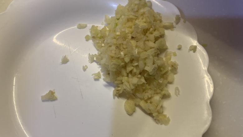 蚝油油麦菜,把3颗蒜切成蒜粒