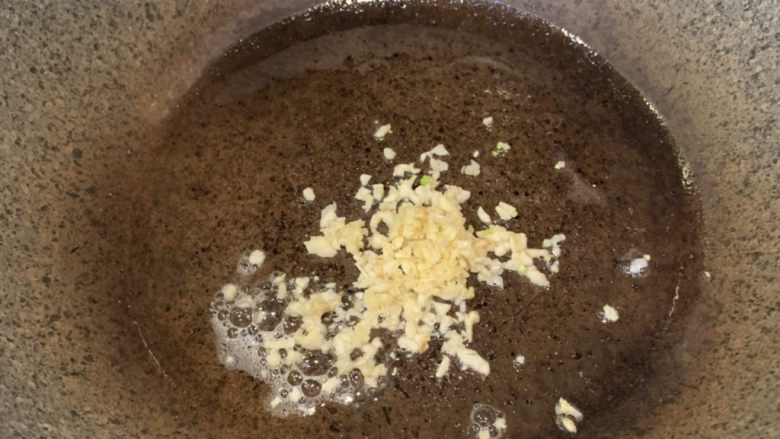 蚝油油麦菜,放入蒜粒炒出香味