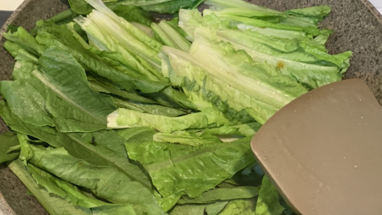 蚝油油麦菜,把油麦菜放入翻炒均匀