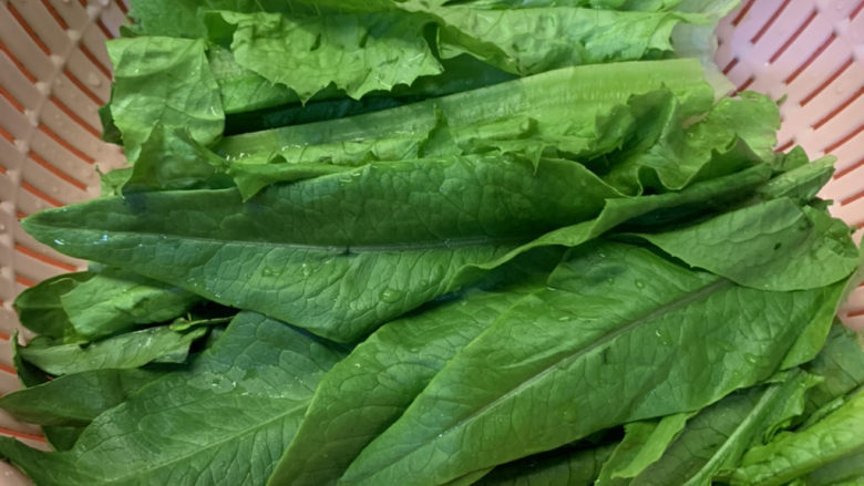 蚝油油麦菜,切成两半沥干