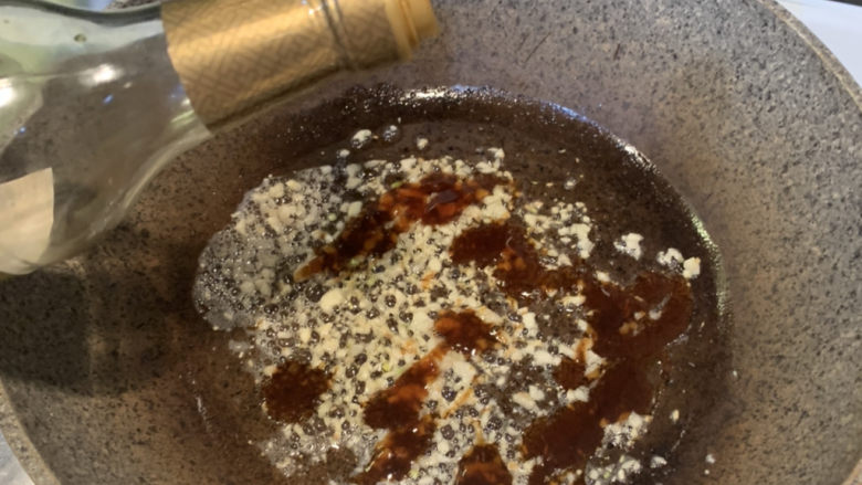 蚝油油麦菜,放入1勺<a style='color:red;display:inline-block;' href='/shicai/ 788'>生抽</a>