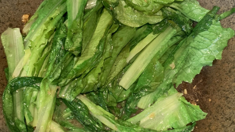 蚝油油麦菜,加入一勺高汤油